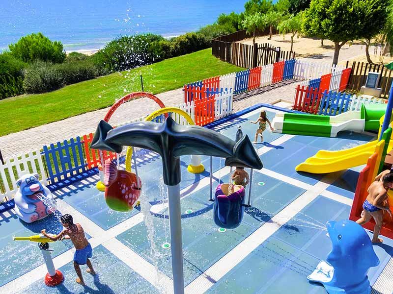 Vista dall'alto del parco giochi per bambini