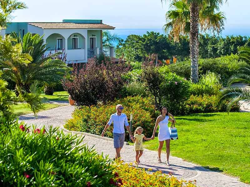 Famiglia passeggia nelle parti comuni