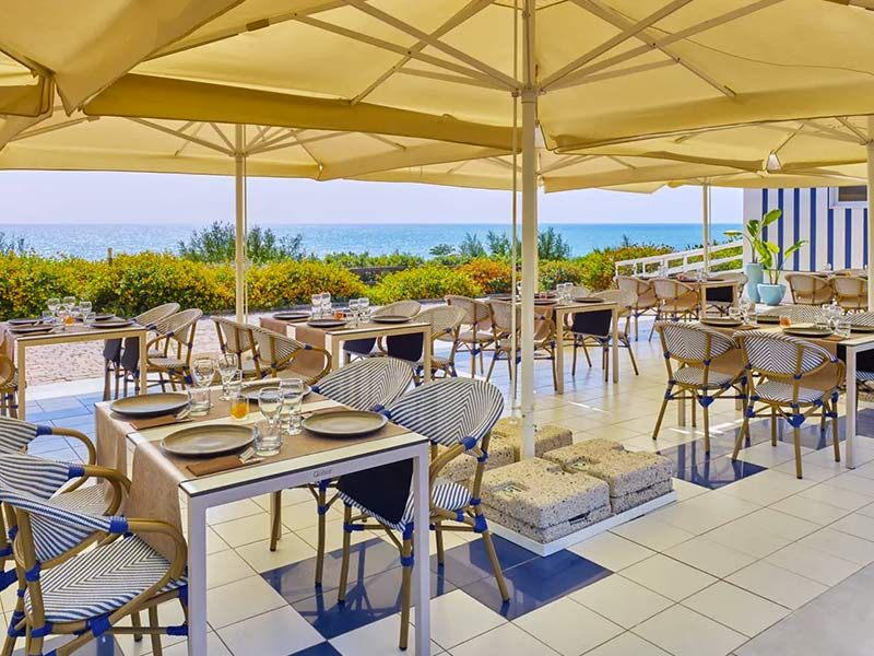 Tavoli apparecchiati nel ristorante sulla spiaggia di Licata
