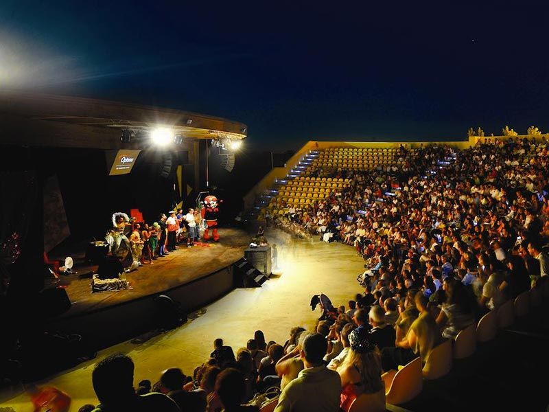 Anfiteatro  pieno durante uno spettacolo