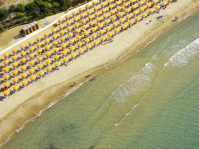Vista dall'alto degli ombrelloni aperti sulla spiaggia di Licata