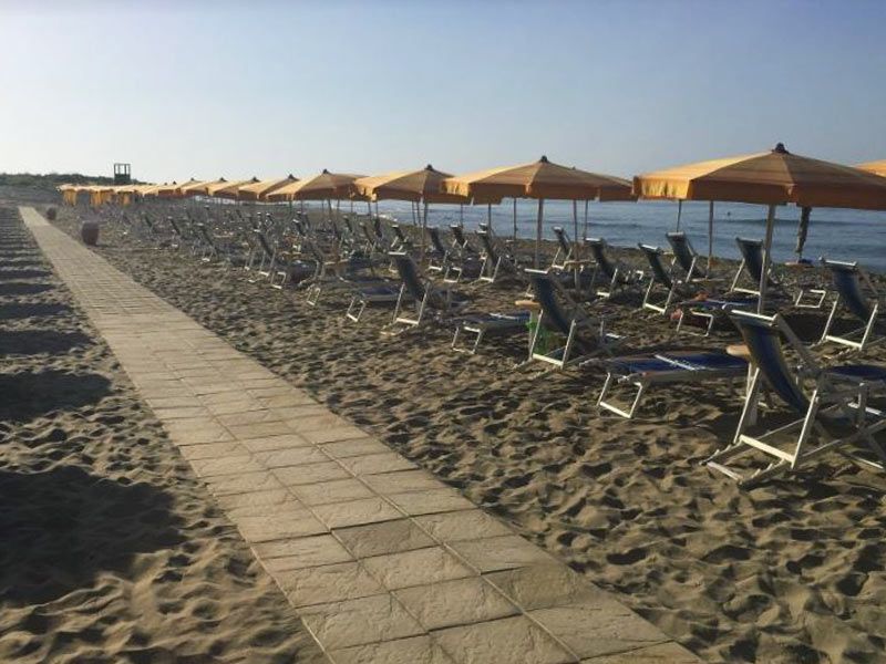 Passerella della spiaggia accessibile in sedia a rotelle