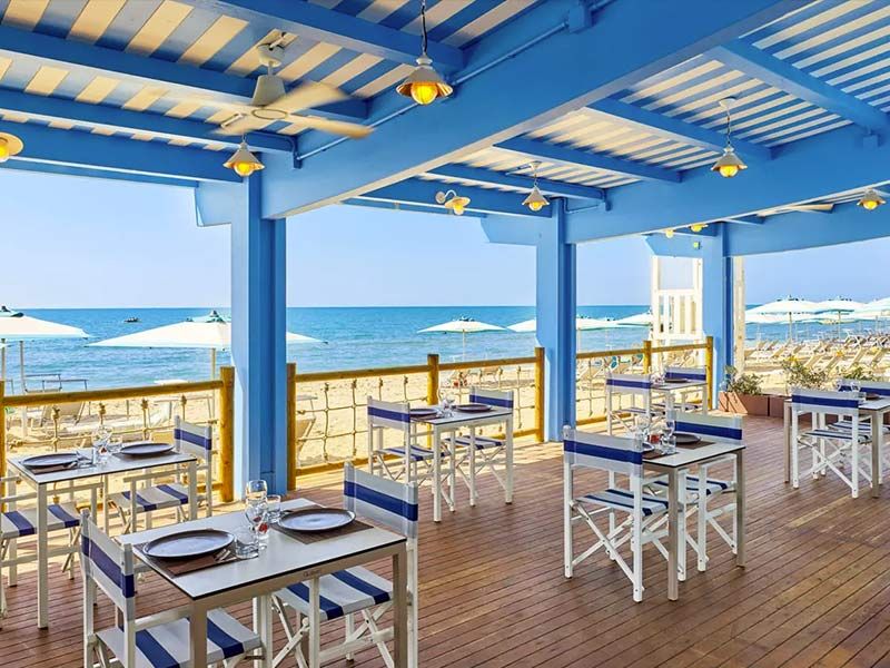 Terrazza del ristorante con vista sul mare