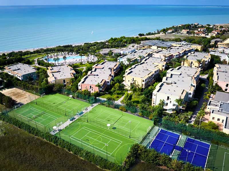 Vista dall'alto dei campi sportivi e degli alloggi accessibili in sedia a rotelle, Licata
