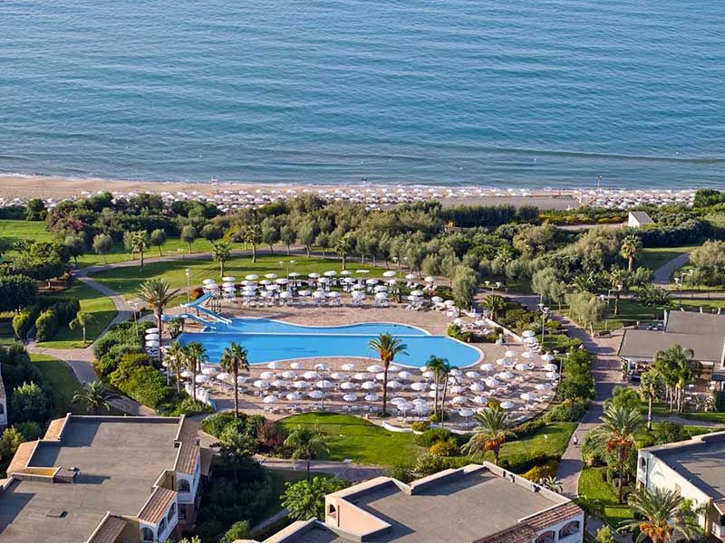 Vista dall'alto della piscina del villaggio di licata