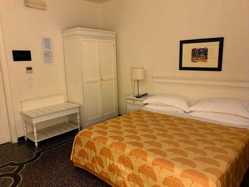 Camera accessibile in sedia a rotelle con letto matrimoniale e armadio
