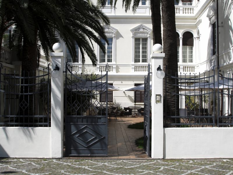 Cancellata ingresso albergo accessibile a Spotorno