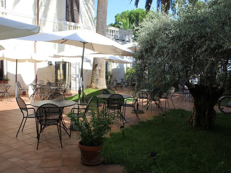 Giardino comune con ombrelloni e tavolini