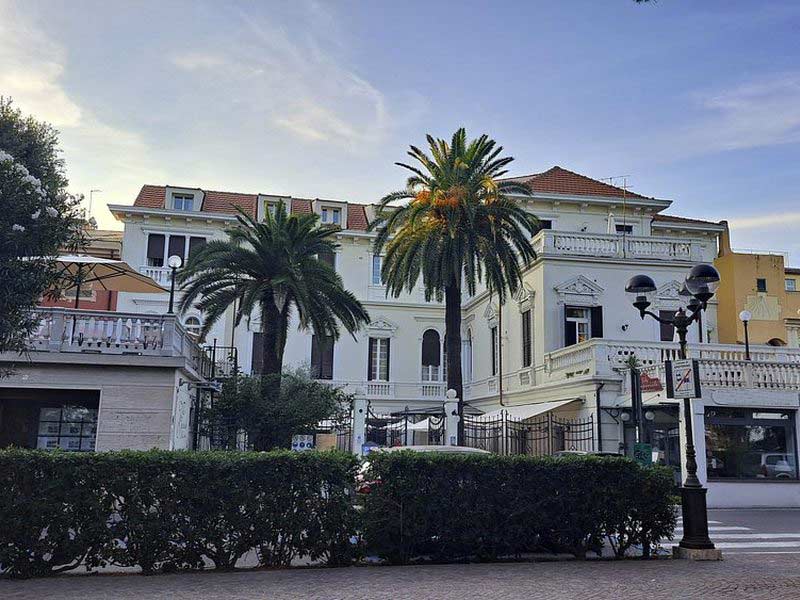 Facciata di hotel accessibile a Spotorno
