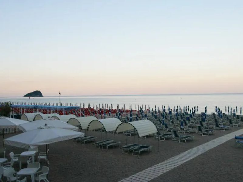 Spiaggia attrezzata con passerella
