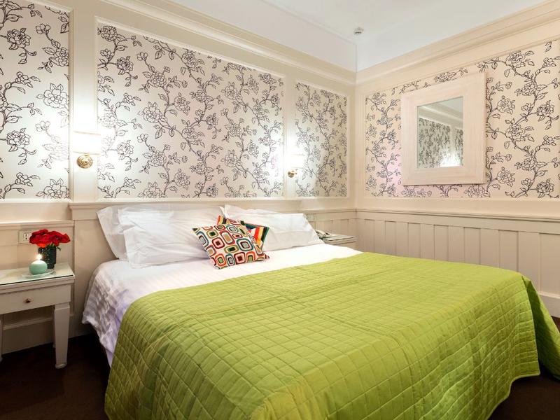 Letto matrimoniale nella camera per disabili