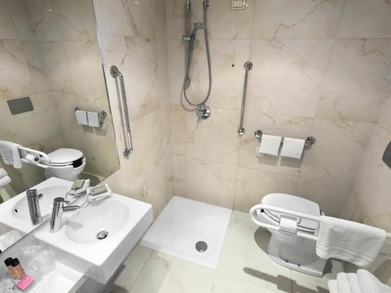 Bagno adattato con doccia filo pavimento e maniglioni