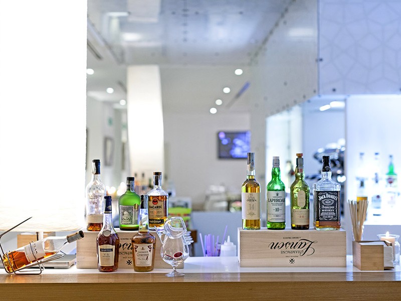 Selezione di liquori presso il lounge bar