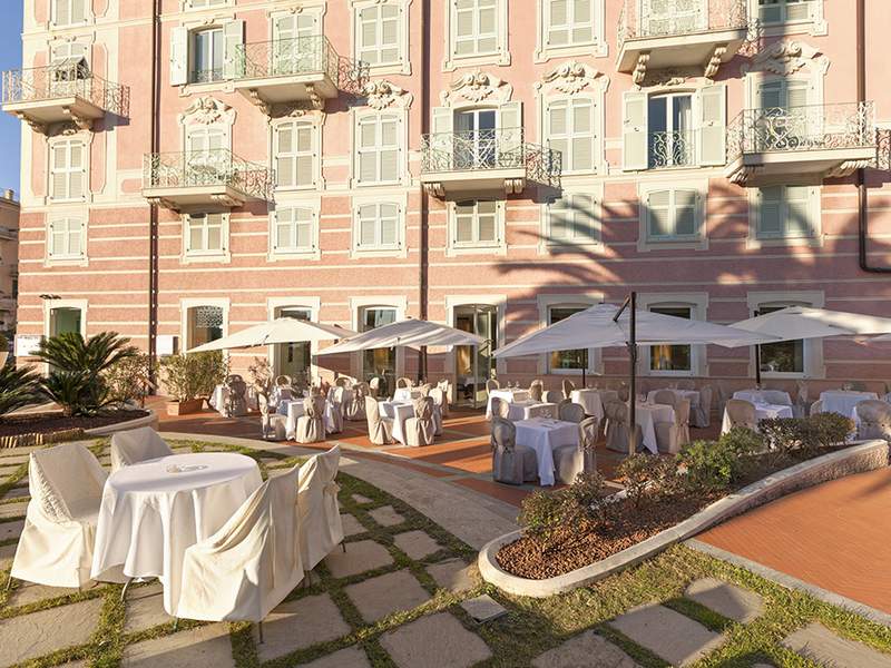 Facciata dell'hotel storico a Rapallo