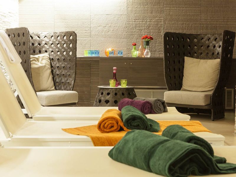 Lettini con asciugamani nella spa dell'hotel di Rapallo