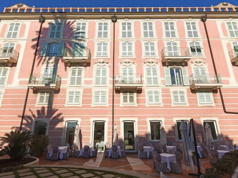 Vista frontale dell'hotel accessibile