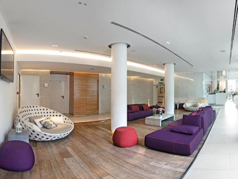 Hall dell'hotel accessibile in sedia a rotelle