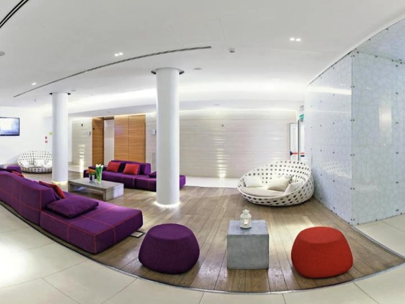 Area comune con divanetti e poltrone