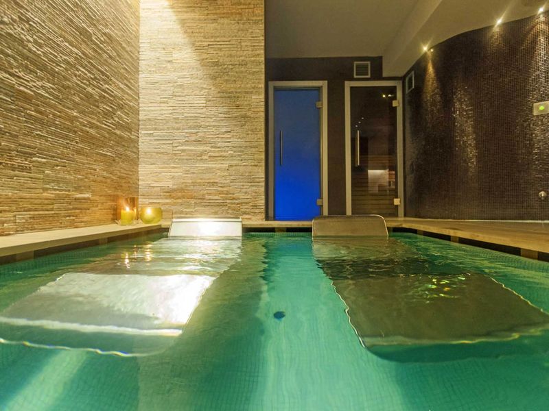 Piscina con lettini immersi nell'acqua