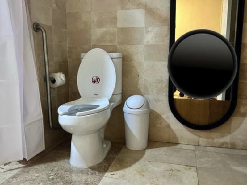 WC rialzato con maniglione verticale