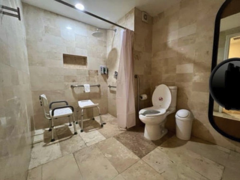 Bagno con doccia filo pavimento, maniglioni, WC rialzato