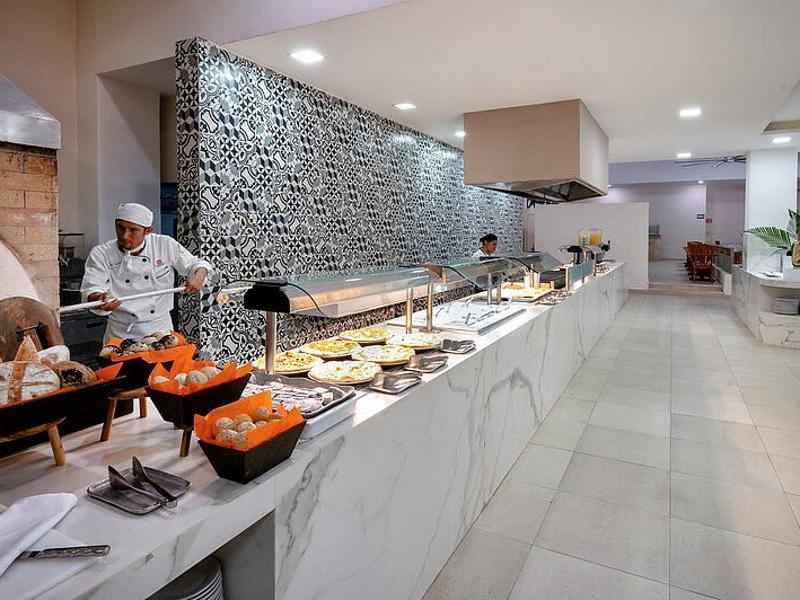 Pizzaiolo prepara pizza napoletana in forno a legna