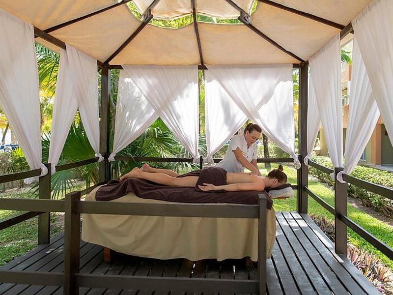 Uomo si gode un massaggio nel gazebo dedicato
