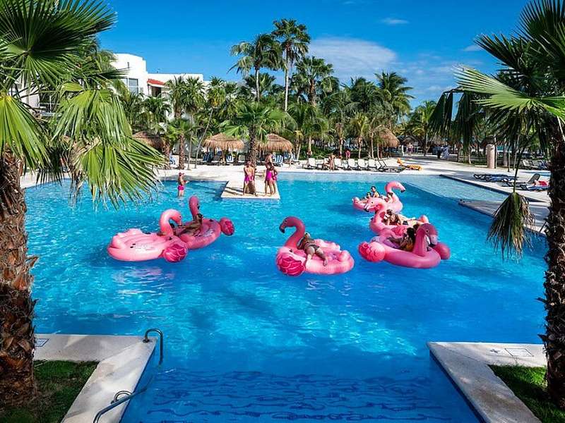 Persone su gonfiabili in piscina