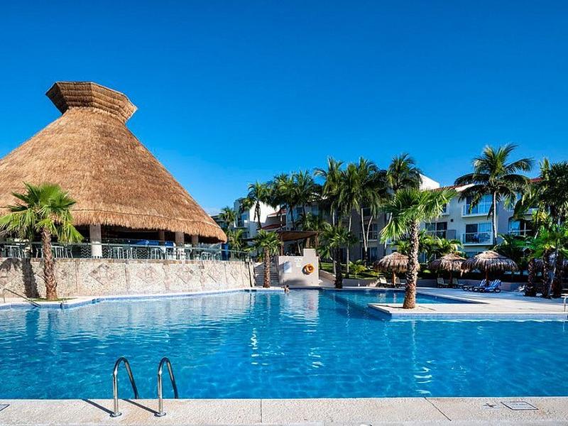 Piscina con bar