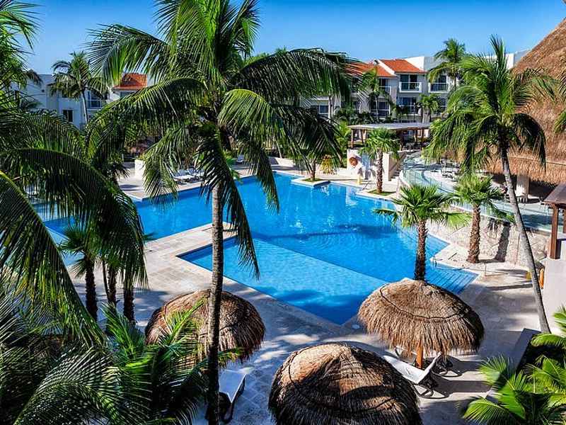 Piscina con palme e ombrelloni