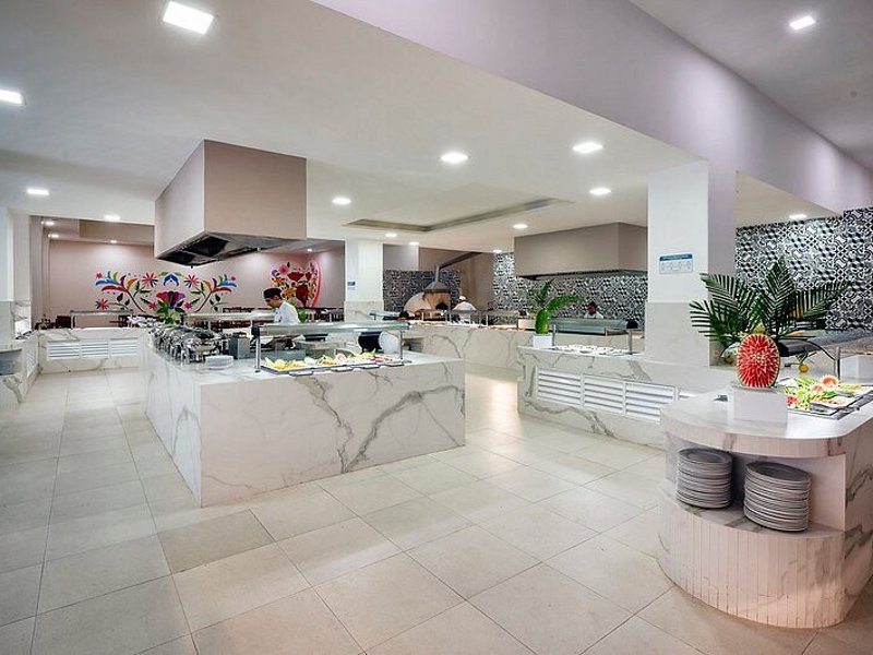 Ristorante centrale con banconi buffet
