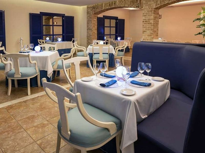 Ristorante con sedie e divanetti