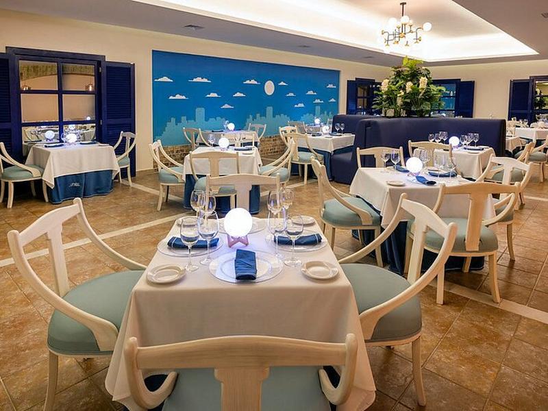 Tavoli apparecchiati in ristorante accessibile in sedia a rotelle