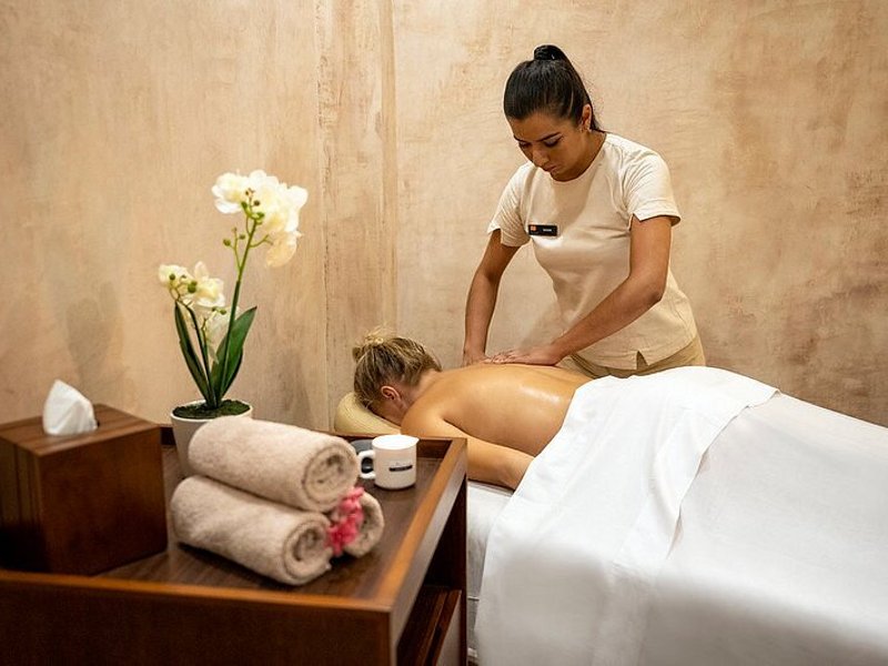 Donna massaggia ospite nell'area wellness