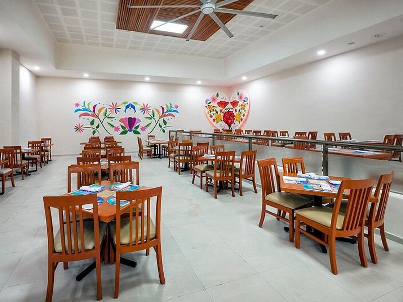 Tavoli ristorante con ampio spazio per accesso in sedia a rotelle