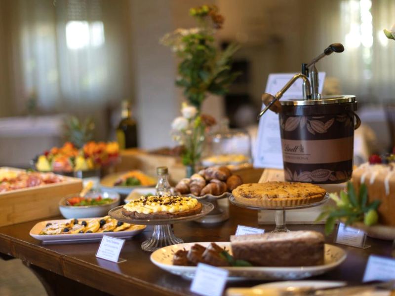Selezione di crostate e cioccolato per i farcire i cornetti
