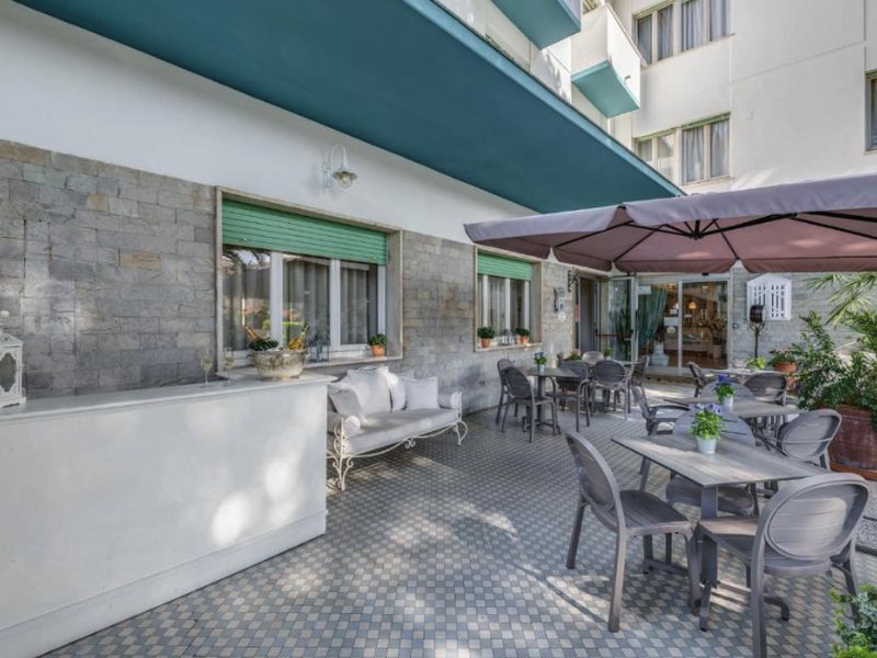 Tavolini esterni dell'hotel