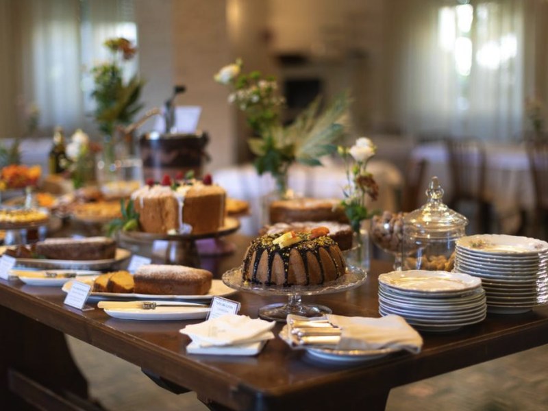 Buffet di torte da colazione con forchette e piattini