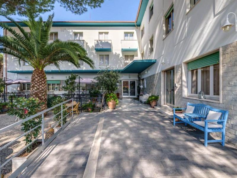 Strada che porta all'hotel accessibile