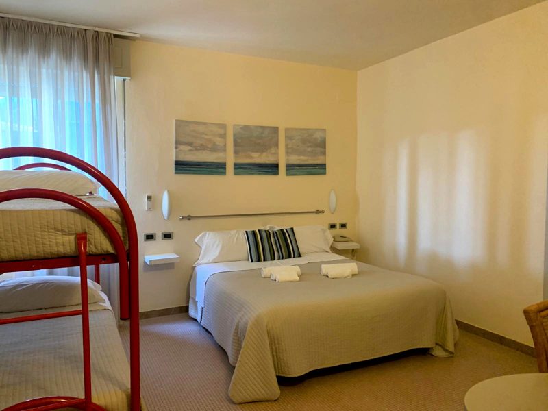 Camera quadrupla con letto matrimoniale e letto a castello