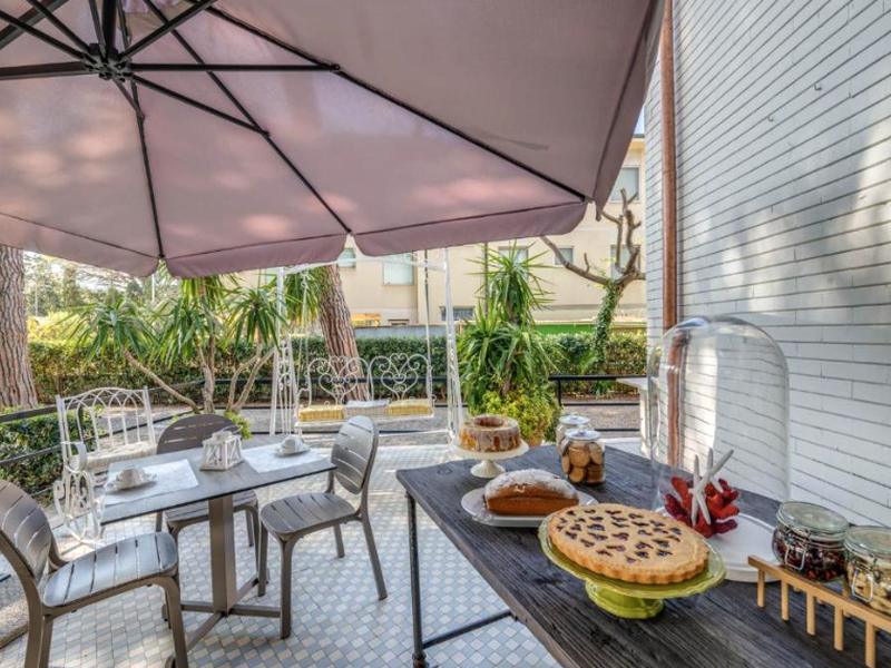 Bancone colazione con torte fatte in casa