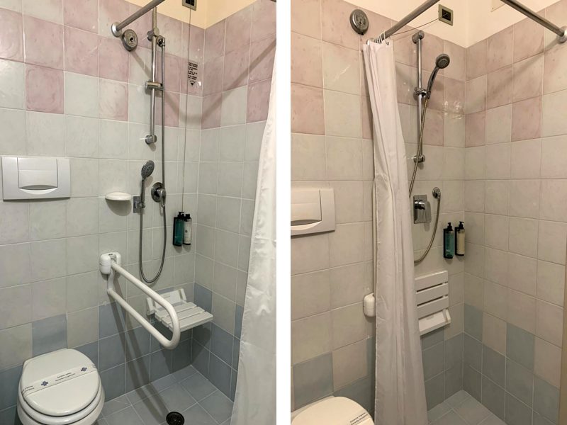 Bagno con doccia filo pavimento, seduta a muro e maniglioni