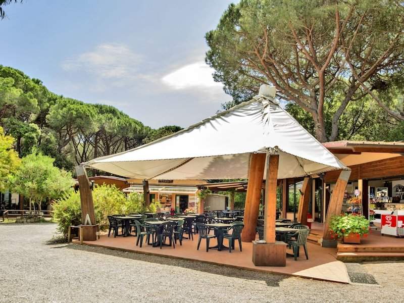 Gazebo bar con tavolini e sedie