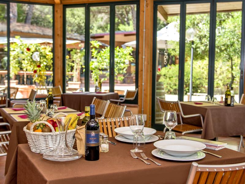 Tavolo apparecchiato con frutta e vino