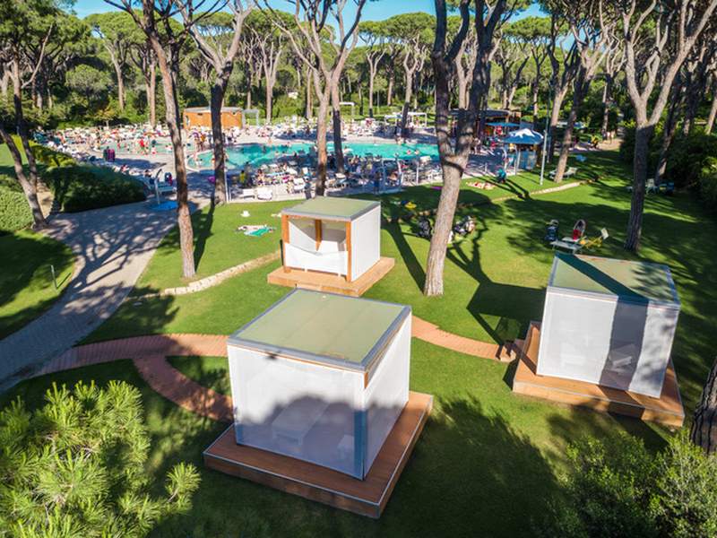 Gazebo sul prato a lato della piscina