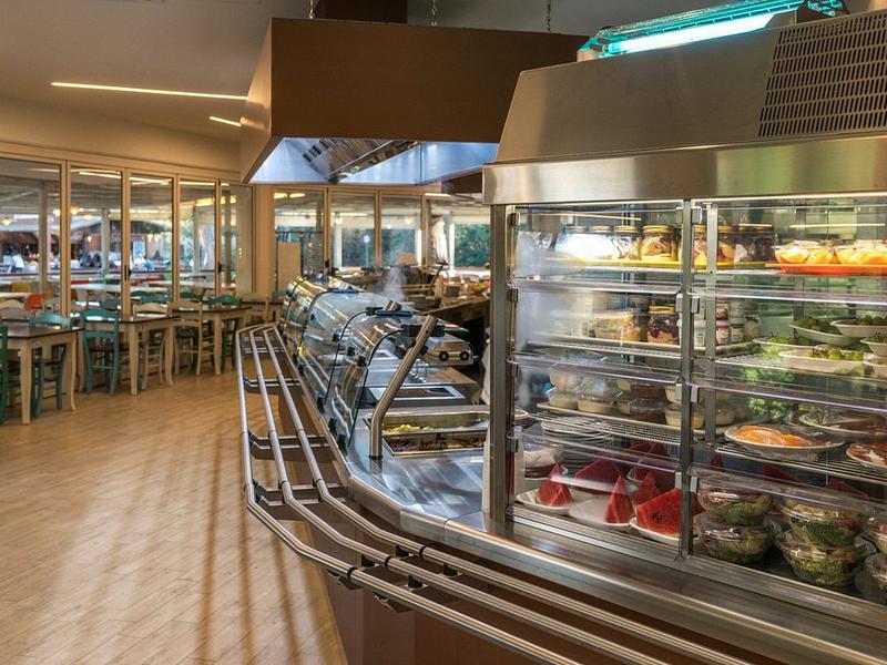 Bancone self-service con piatti freddi e caldi
