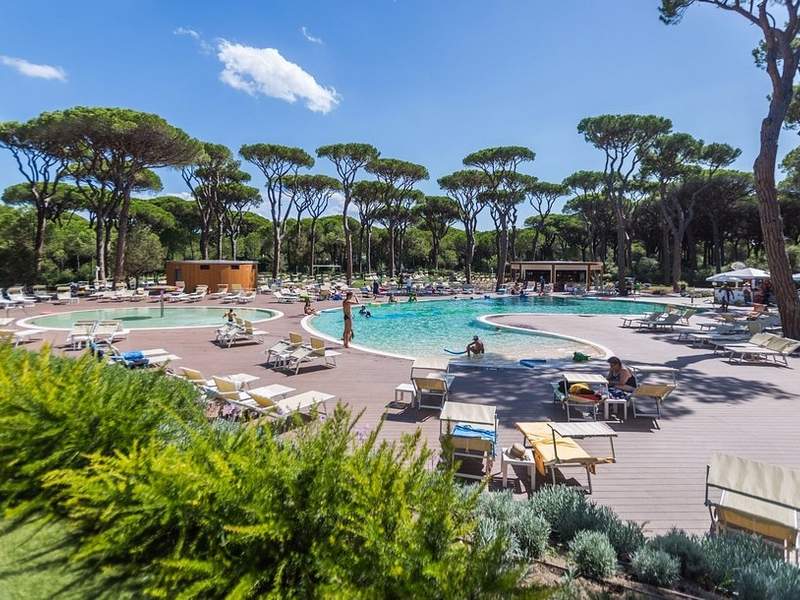 Piscina con ombrelloni e sdraio