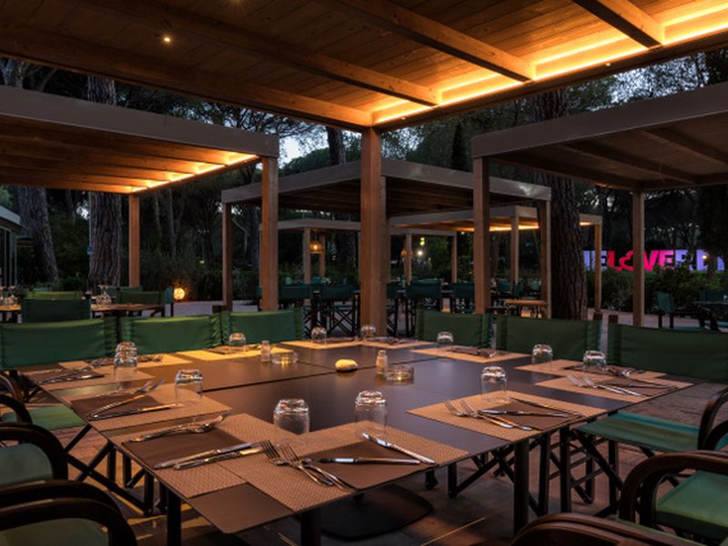 Tavolata nella veranda del ristorante