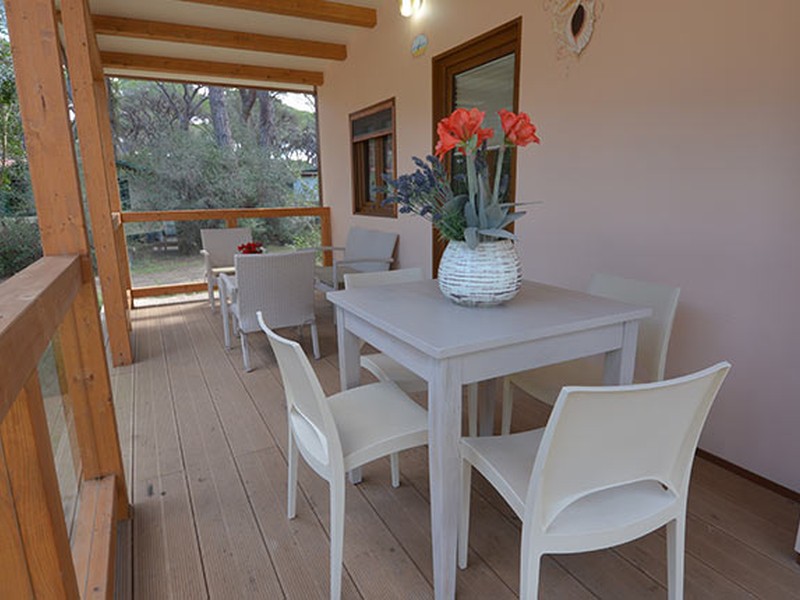 Veranda con tavolino e sedie del bungalow