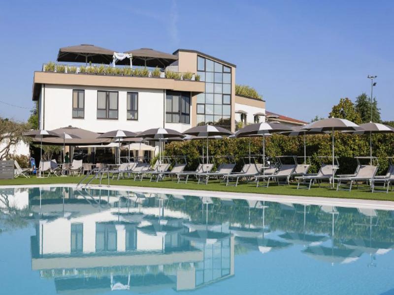 Vista dell'hotel riflesso nell'acqua della piscina